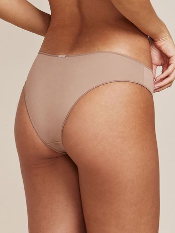 Braguita de Lados Anchos con Acabado Invisible en Microfibra Ante Beige