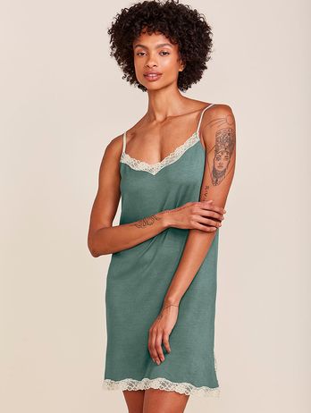 Camisón de tirantes finos de viscosa y encaje botánico verde luna