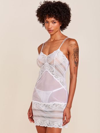 Camisón de doble tirante de tul y encaje color blanco roto